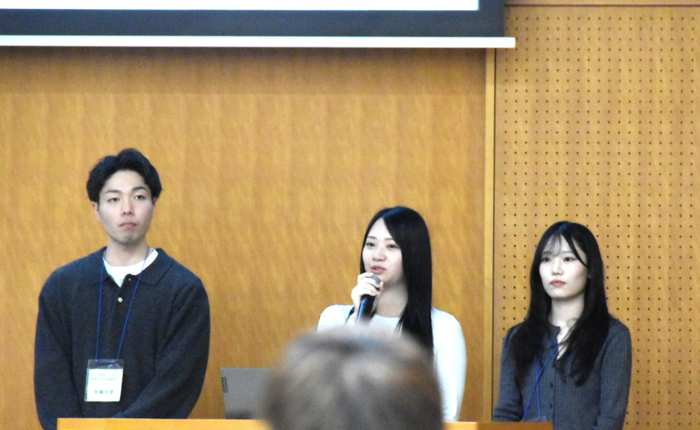 大村知事からの質問に答える窪田華音さん（経営学部3年）