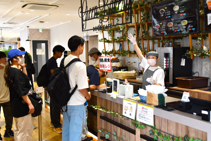 天白キャンパスの「Green Bakery BOOK CAF&Eacute;」には開店と同時に列