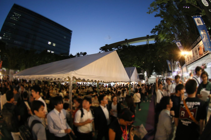 多くのクラフトビールファンで賑わう