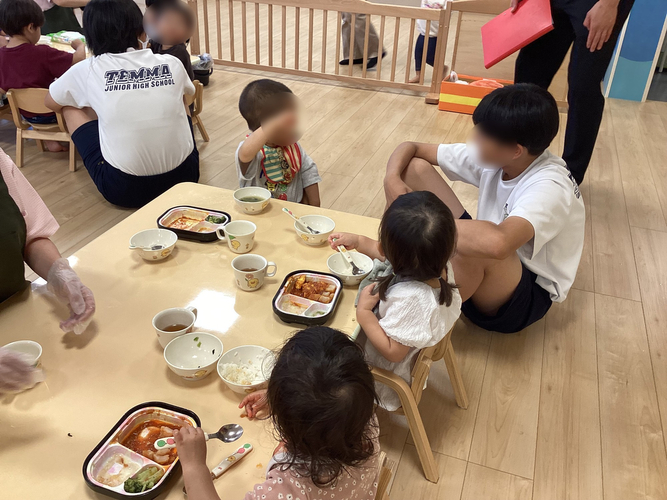 食事をすすめながら見守ります
