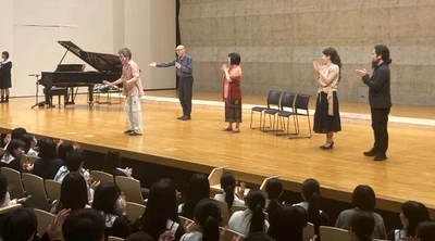 近大附属新宮高校・中学校で芸術鑑賞会を開催　新宮市出身者の実話を描くノンフィクション落語を上演