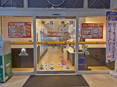 ミニオンステッカーで装飾された店舗　イメージ画像