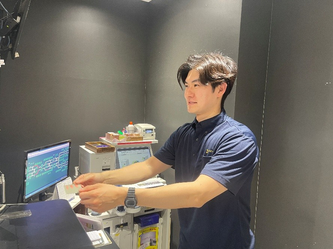 ポロシャツを着用した駅係員