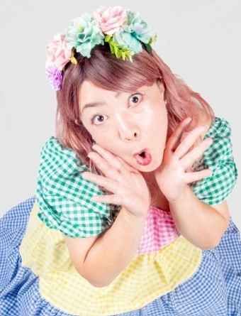 東三河マルシェの期間中ＭＣを担当   設楽町出身の漫談師「さやか結」