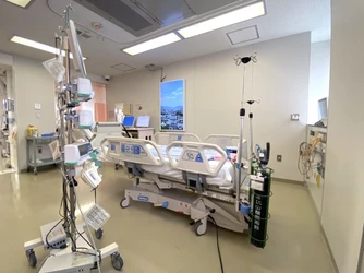 医療施設での快適空間実現に向けて。奈良県立医科大学附属病院が病室の環境改善に関する検証を、 55インチの大型スマートウィンドウAtmoph Window Upで開始。