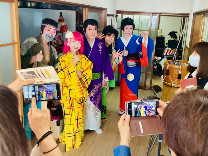昭和の振り返りで大衆演劇を楽しんでいる様子