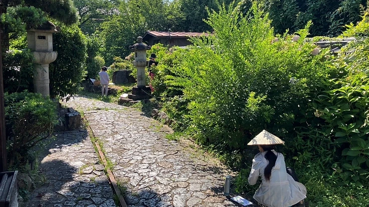 地域住民やボランティアとともに進めている境内整備の様子。無住となった後も、元興寺の営みを絶やさぬよう活動が続けられている。