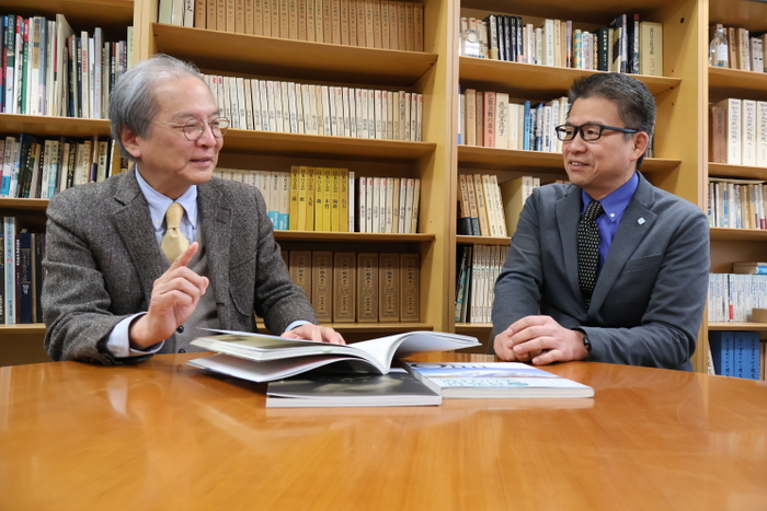 小嵜前所長(左)と加藤新所長(右)