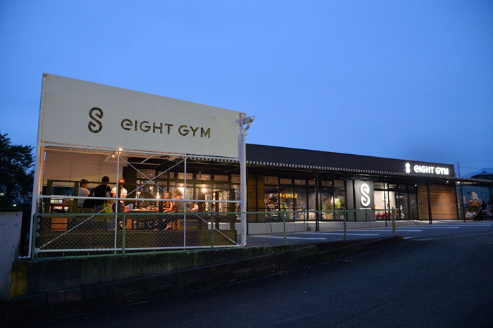 密を避けて屋外トレーニングも可能!eIGHT GYM外観