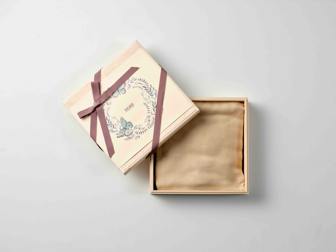 北海道産トドマツ材ギフトボックスと山桜ショール