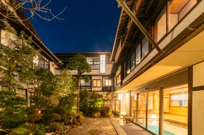 灯りに包まれる夜の湯宿ささくら<外観>