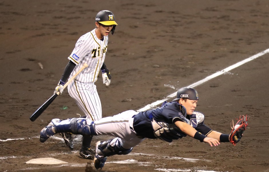 オリックス・伏見寅威捕手(右)