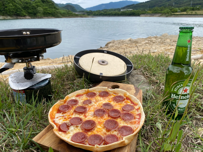 湖でピザ