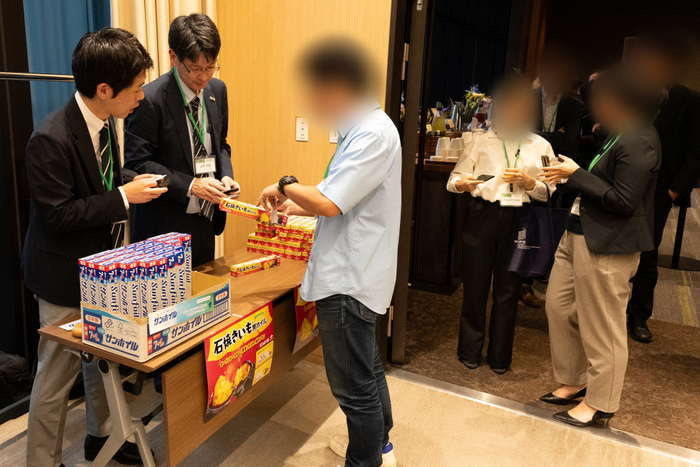 レセプションでの「石焼きいも&reg;黒ホイル」配布の様子