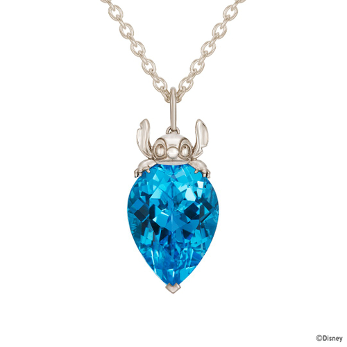 鮮やかなブルートパーズに乗っかる「スティッチ」がチャーミングなペンダントトップ。