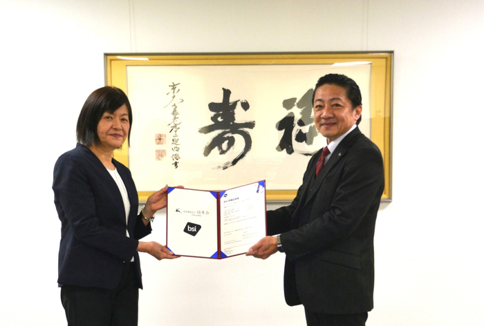授与式の写真（１）左より、福寿会 理事長　秋吉 美由紀様、BSIジャパン Business Development Manager　一蝶 茂人