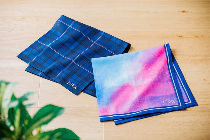 左：IBEXタータンチェック柄、右：スカーフ柄