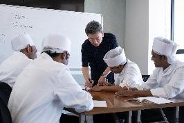 「特定技能１号&rarr;２号」へのキャリアアップ支援や専門機関による語学教育支援で定着率UPを図る