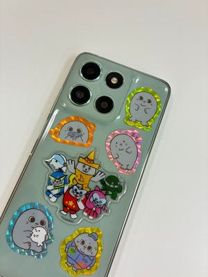 ポッティングシール、ホログラムシールでデコレーションされたスマホケース