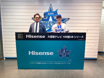 左：ハイセンスジャパン株式会社 マーケティング部長 家倉宏太郎　右：横浜DeNAベイスターズ 度会隆輝選手