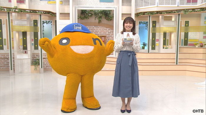 「イチモニ!」目覚まし時計プレゼント企画 onちゃん(左)、室岡里美アナ(右)(C)HTB