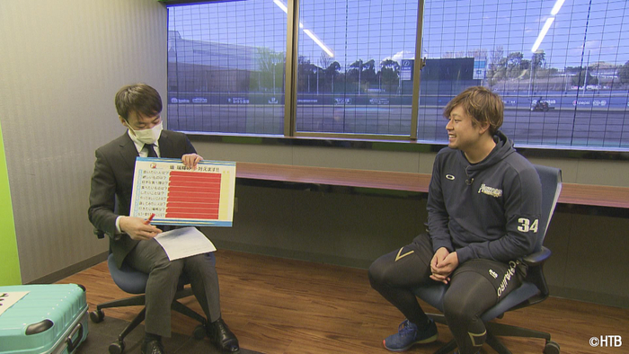 FFFFF2021年末スペシャル_(左)谷口直樹アナ、堀瑞輝投手(C)HTB