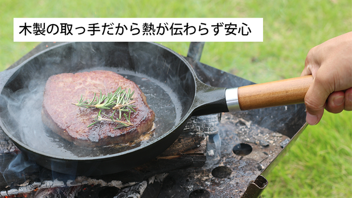 取っ手は天然のオーク材で色もデザインも世界に1つだけ!