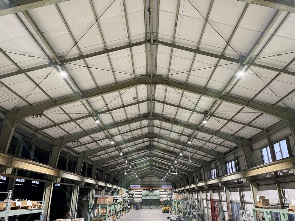 写真左:第八作業場(東エリア)