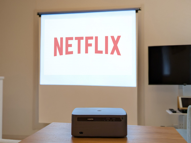 プロジェクターでNetflixも視聴可能。リビングがプライベートシアターに早変わり。