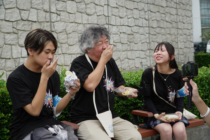 キッチンカーの食レポをする茂木校長(おおぞら高校)