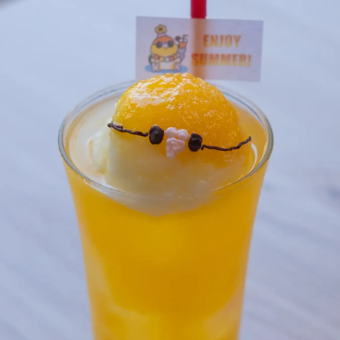 オレンジの爽やかな甘酸っぱさが広がる、シュワっと弾けるスカッシュ♪真夏のおちるたんをイメージした、暑い季節にぴったりの爽やかなドリンクです。