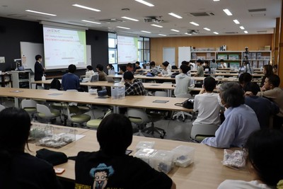 日本側の情報理工学科2年の学生たち
