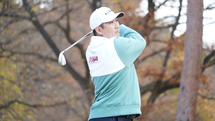 ゴルフを楽しむ菅野選手