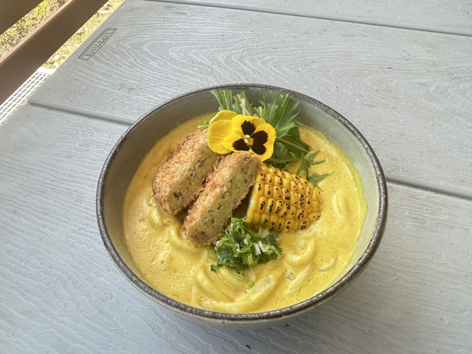 コ～ンな華麗(カレー)うどんに小川町コロッケのせちゃいました。