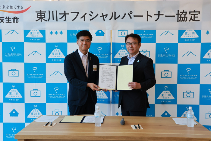 住友生命保険相互会社 大山 保 旭川支社長(左)、東川町 菊地 伸町長(右)