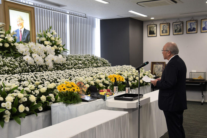 お別れの言葉を述べる神田理事