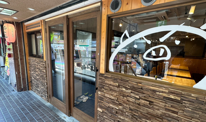 窓ガラスの大きな豚のマークが目印