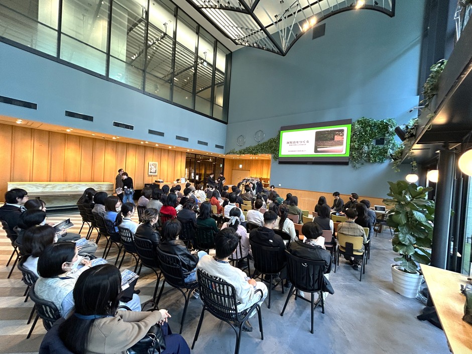 年1回、全奨学生280名を対象に開催する作家活動に関する勉強会および交流会