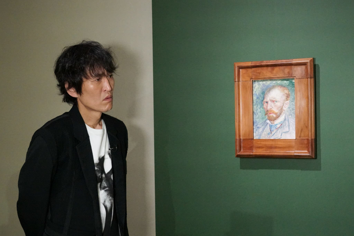 『ゴッホ　夜のカフェテラスに至る道のり-千原ジュニアが見た天才画家の素顔-』ゴッホ作《夜のカフェテラス》を見る千原ジュニア