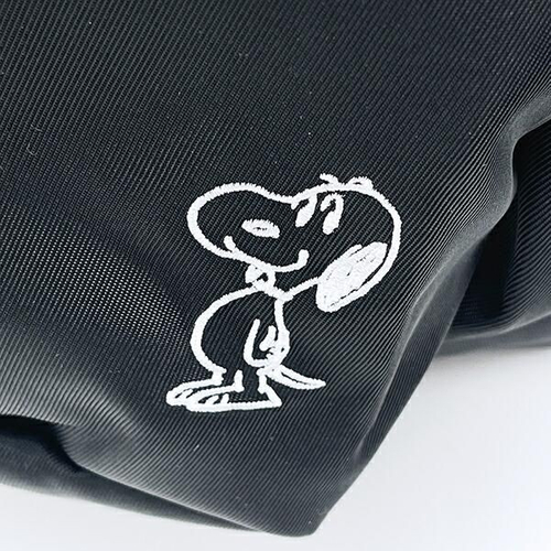スヌーピーのクールな雰囲気のブラックのバッグ