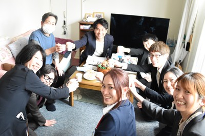退院後も続くつながり。患者宅での乾杯のひとコマ