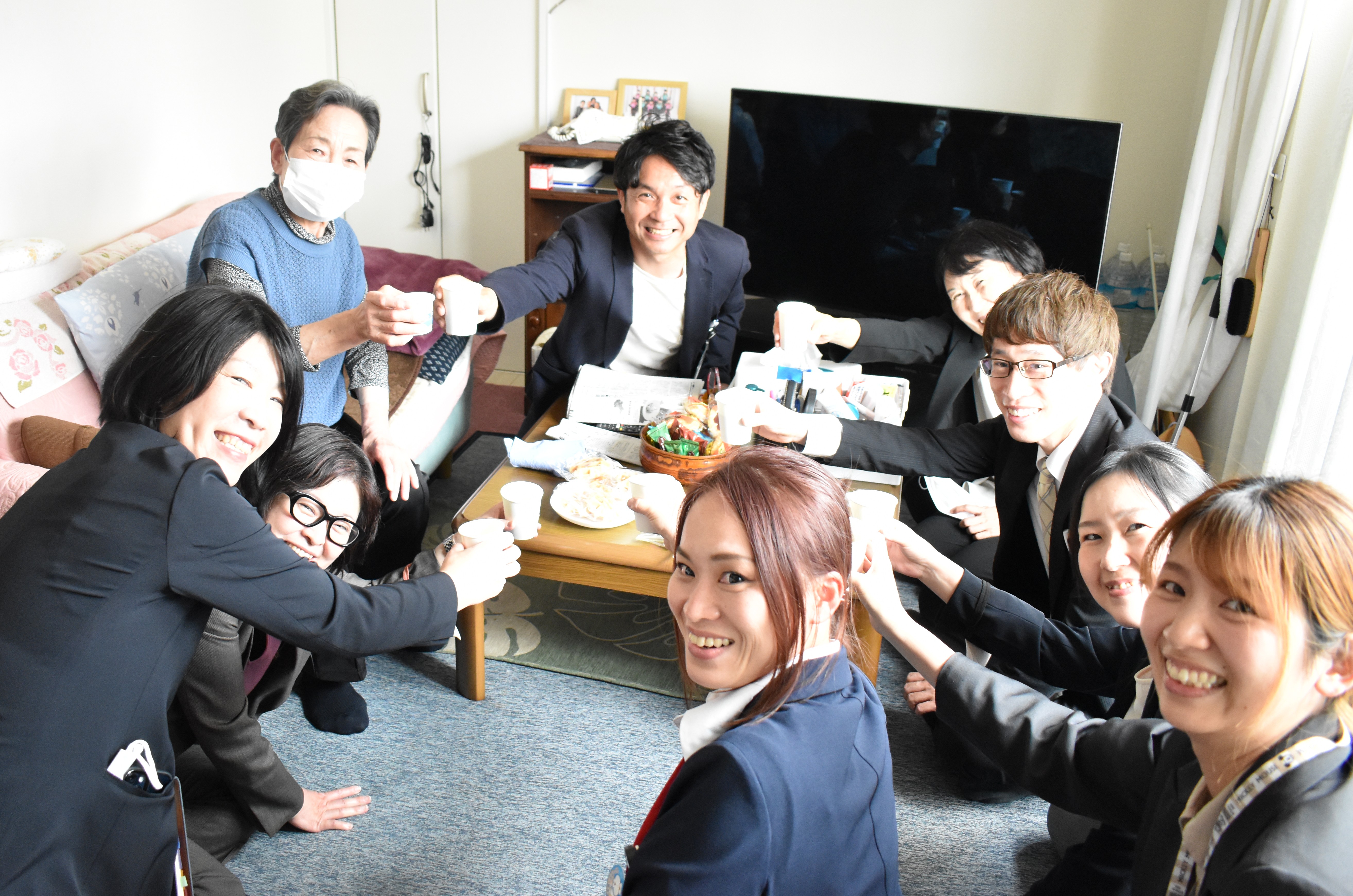 退院後も続くつながり。患者宅での乾杯のひとコマ