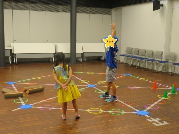 巨大かりうちで遊ぶ子どもたち