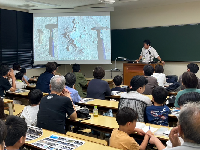 ギャラリートークには大勢の参加者が訪れてくれました