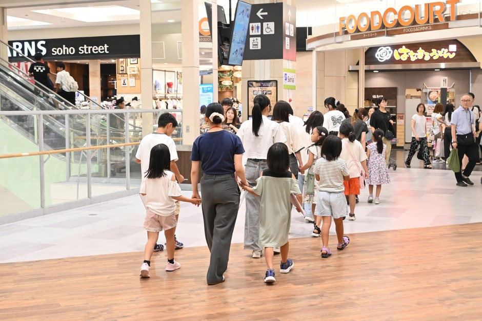子供たちと手を繋いでモール内の探検に出発
