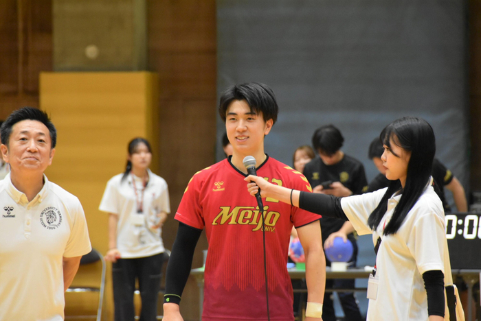 試合後、ハンドボール部の宮城海士キャプテンと本山慶樹監督へインタビューもMSPメンバーが担当