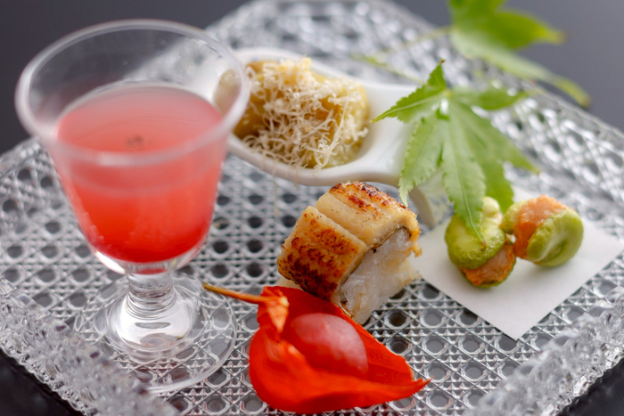 旬の素材が涼しげに器を彩る前菜［一例］