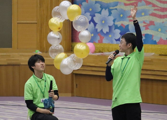 12個の風船をつないだリングをブロワーで吹き上げて回転させます