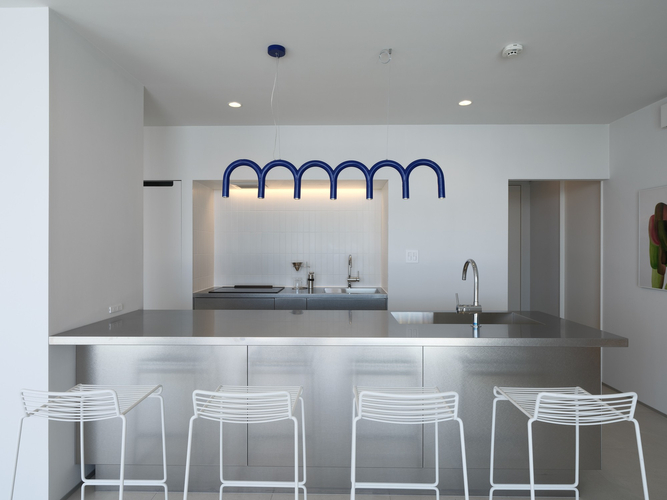 まるでバーカウンターのようなスタイリッシュなキッチン