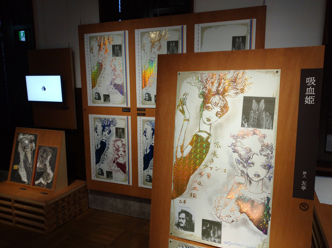 特殊印刷ポスターの制作過程と完成品を展示。色校正や紙違いでのテスト、版、制作中の動画などが見られる。